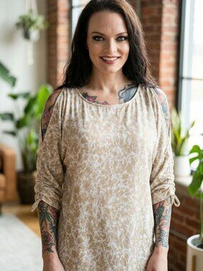 Michael Kors ✦ Beige White Cold Shoulder Ruched Sleeve Blouse ✦ Abstract Print S